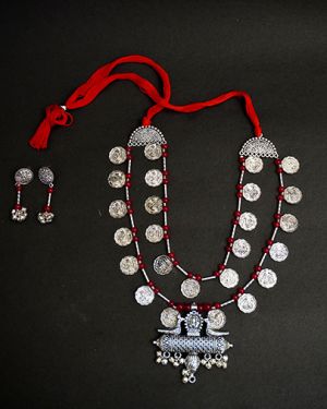 The Emblem of Elegance – Set of Earrings and Neckpiece
