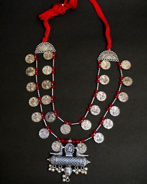 The Emblem of Elegance – Set of Earrings and Neckpiece